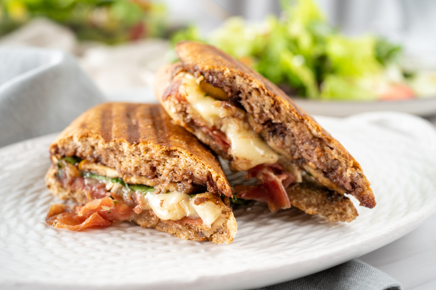 Paninis y ensaladas