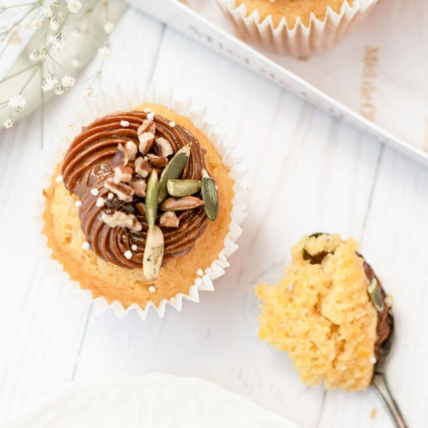 Caja con 12 muffins de elote y dulce de leche