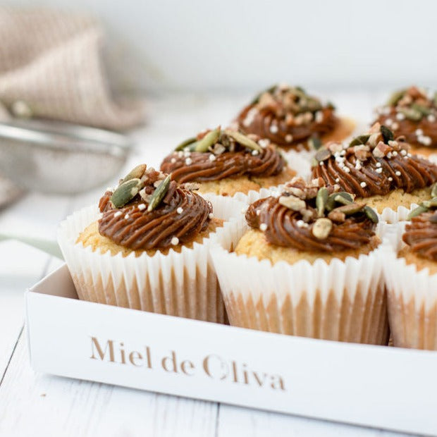 Caja con 12 muffins de elote y dulce de leche